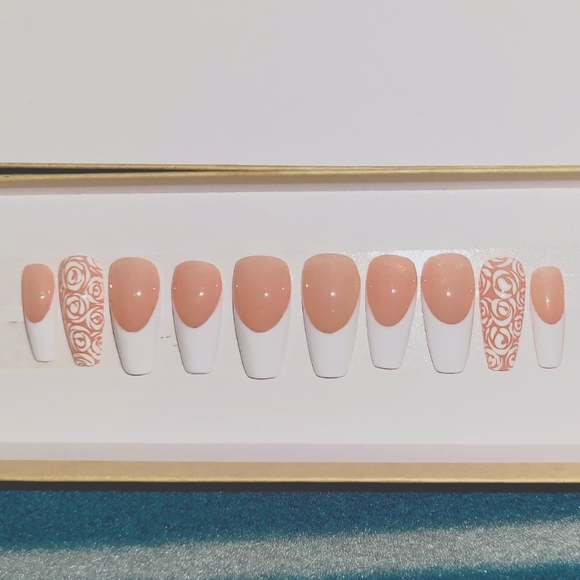 Press on nails - Picture 1 of 2